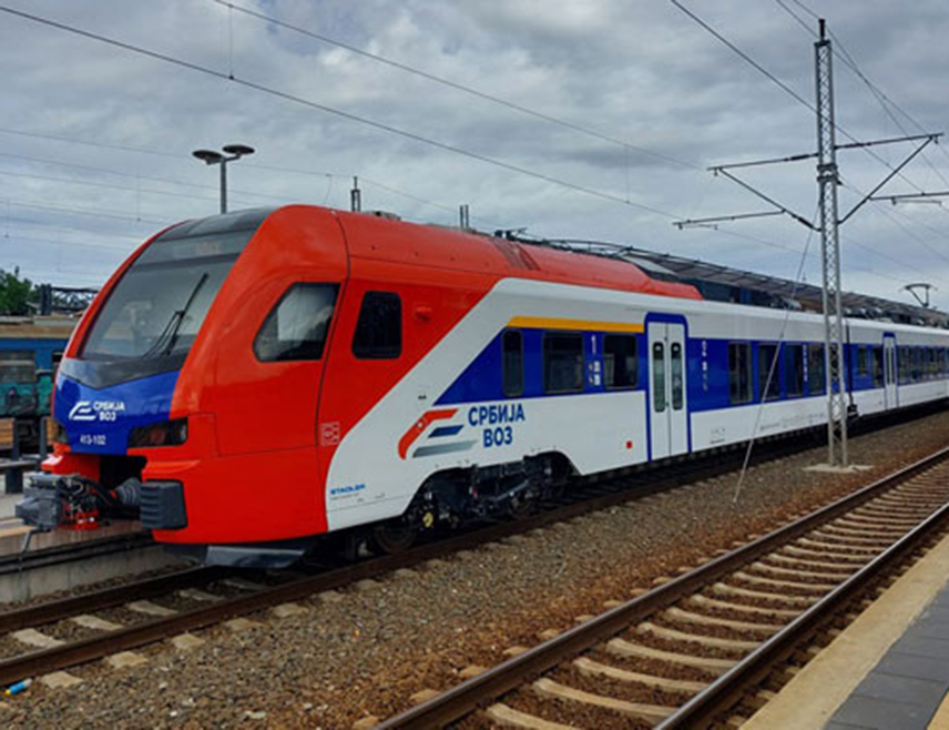 БЕОГРАД, 27. ЈУНА /СРНА/ - "Србијавоз" обуставио је саобраћај због анонимне дојаве о експлозивним направама у свим путничким возовима док надлежни органи не изврше потребне провјере, саопштено је из овог предузећа.