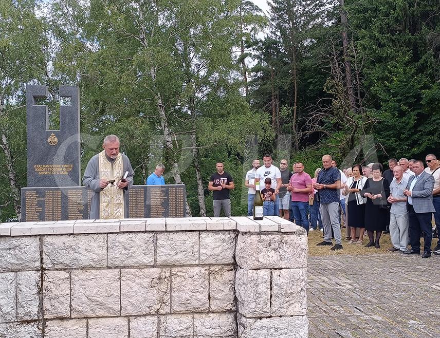 ИСТОЧНА ИЛИЏА, 28. ЈУНА /СРНА/ - Код спомен-обиљежја у Касиндолу у Источној Илиџи, на којем су уписана имена 99 српских бораца погинулих бранећи свој народ и Републику Српску, данас је служен помен и положено цвијеће поводом обиљежавања "Дана Касиндолског батаљона".