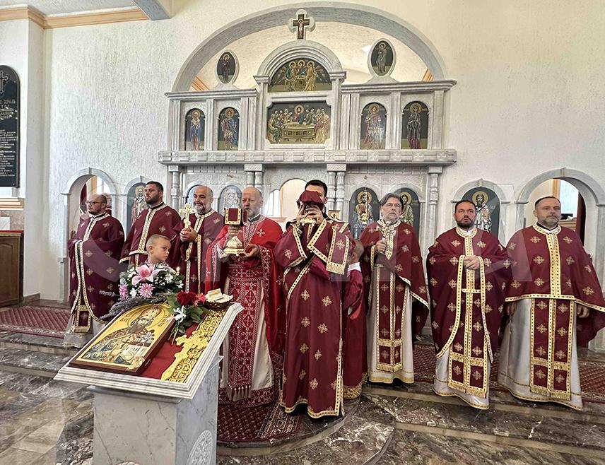 ПРЊАВОР, 28. ЈУНА /СРНА/ - У Спомен-храму кнеза Лазара на Вучијаку и на гробу Вељка Миланковића, ратног команданта јединице "Вукови са Вучијака", положени су вијенци и служени су помени поводом Видовдана, крсне славе Војске Републике Српске.