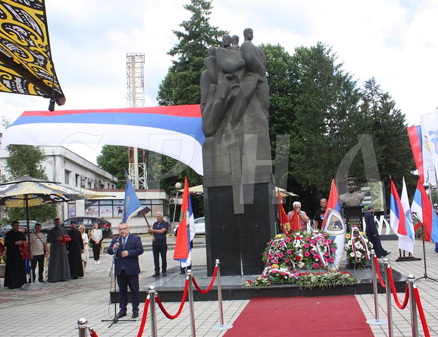 МОДРИЧА, 28. ЈУНА /СРНА/ - Код централног споменика за више од 700 бораца и цивила погинулих у одбрани Модриче и спомен-бисте генералу Новици Симићу служен је парастос и положени вијенци поводом Видовдана, Дана општине и 33 године од ослобођења у Одбрамбено-отаџбинском рату.
