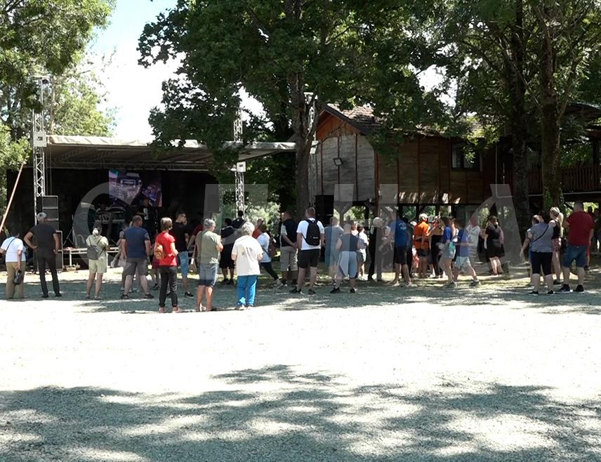 ГРАДИШКА, 28. ЈУНА /СРНА/ - Удружење за помоћ ментално недовољно развијеним лицима из Градишке окупило је данас, на излетишту у Гашници, више стотина дјеце и омладине са потешкоћама у развоју и њихових родитеља из Црне Горе, Србије, Хрватске, Словеније, Републике Српске и Федерације БиХ.