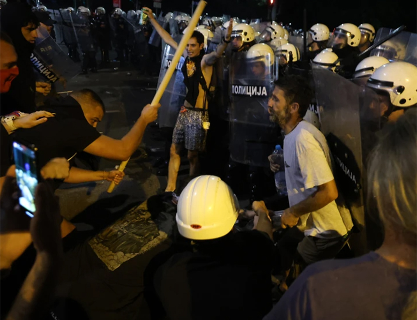 БЕОГРАД, 28. ЈУНА /СРНА/ - Један број учесника протеста студената у блокади напаo je вечерас припаднике полиције, а из МУП-а им је поручено да ће бити ухапшени.