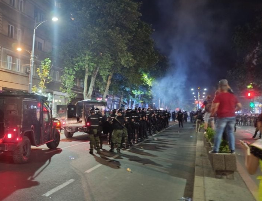 БЕОГРАД, 28. ЈУНА /СРНА/ - Кордон полиције разбија масу насилних блокадера у београдској Улици кнеза Милоша код "Лондона".
