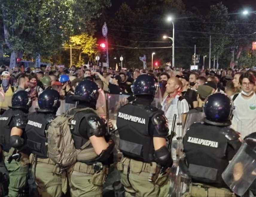 БЕОГРАД, 28. ЈУНА /СРНА/ - Припадници полиције успјели су да потисну изгреднике из ужег центра Београда до Правног факултета и Трга Славије.