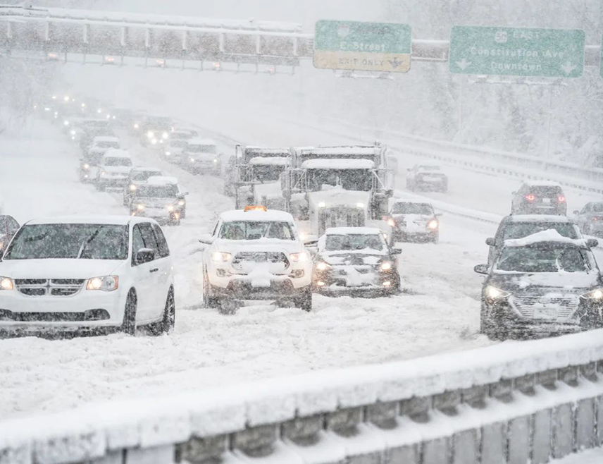 СИДНЕЈ, 2. ЈУЛА /СРНА/ - Сиднеј је данас, други дан заредом, поново погодила снажна олуја, која је причинила велику штету, оборила дрвеће, оставила хиљаде домаћинстава без електричне енергије и изазвала велике поремећаје у ваздушном и жељезничком саобраћају.