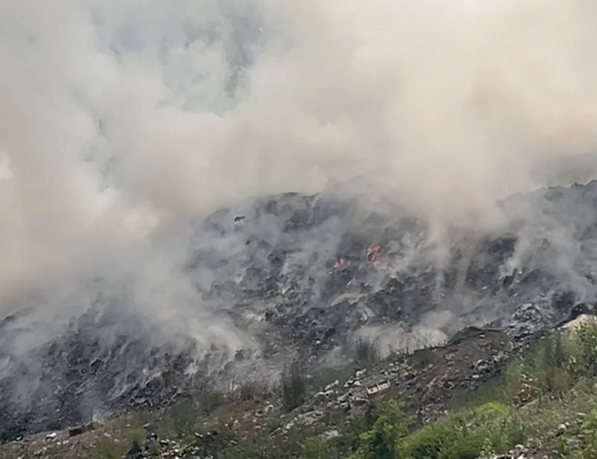 ТРНОВО, 2. ЈУЛА /СРНА/ - Начелник општине Трново Мирослав Бјелица рекао је Срни да је пожар на депонији на Крупачким стијенама стављен под контролу, да нема отвореног пламена и да ће и данас наставити са затрпавањем пожаришта земљом.