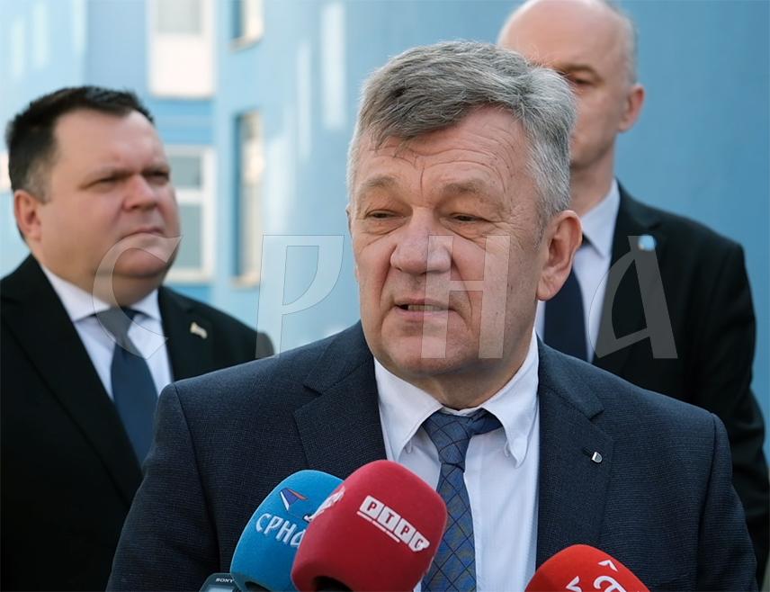 БАЊАЛУКА, 2. ЈУЛА /СРНА/ - Веома је оправдан Приједлог декларације о одбацивању иницијативе британске Владе и ЕУ о успостављању центара за мигранте у БиХ, коју је предложио предсједник Републике Српске Милорад Додик, будући да Велика Британија по ко зна који пут у историји, свој проблем жели да пребаци народима на Балкану да се они њиме баве, сматра декан Факултета безбједносних наука у Бањалуци Предраг Ћеранић.