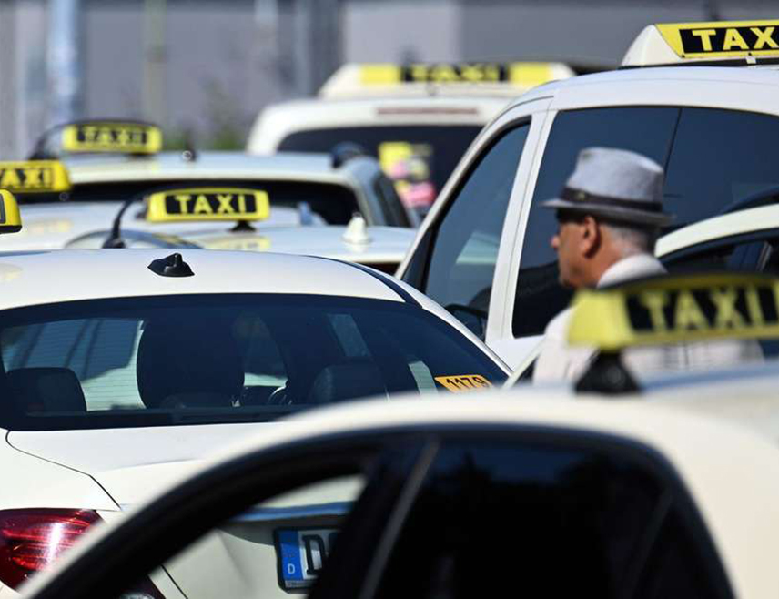 БЕРЛИН, 2. ЈУЛА /СРНА/ - Њемачки таксисти протестују на улицама градова широм земље и позивају на пооштравање прописа за услуге изнајмљивања аутомобила као што је "Убер".