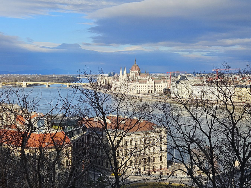 БУДИМПЕШТА, 2. ЈУЛА /СРНА/ - Амбасада БиХ у Будимпешти ангажована је у потрази за малољетним Кристијаном Ђукелићем из БиХ који је нестао у Будимпешти, рекла је данас Срни амбасадор БиХ у Мађарској Биљана Гутић Бјелица.