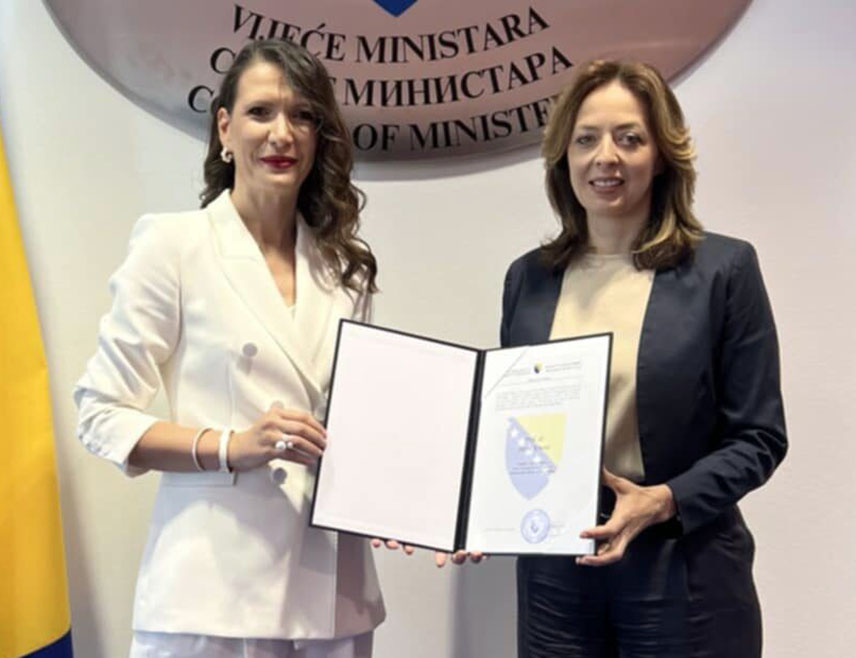 ИСТОЧНО САРАЈЕВО, 3. ЈУЛА /СРНА/ - Награда у области науке у БиХ за успјехе на међународном плану за прошлу годину додијељена је проректору за научноистраживачки и умјетнички рад Универзитета у Источном Сарајеву Јелени Крунић, саопштено је из ове високообразовне установе.