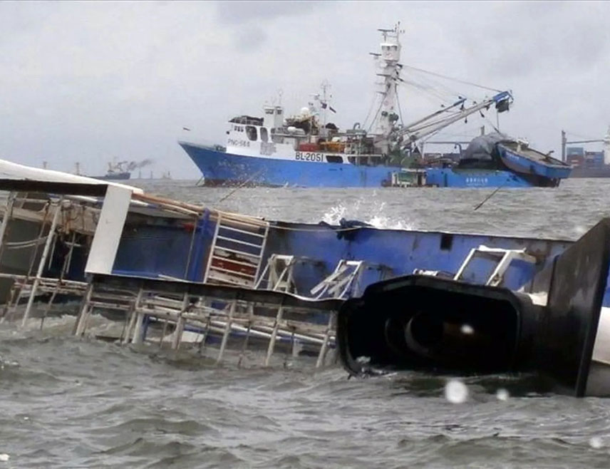 ЏАКАРТА, 3. ЈУЛА /СРНА - РИА Новости/ - Најмање четворо људи погинуло је у потонућу трајекта који се кретао ка индонежанском острву Бали, јавио је АФП, позивајући се на локалну полицију.