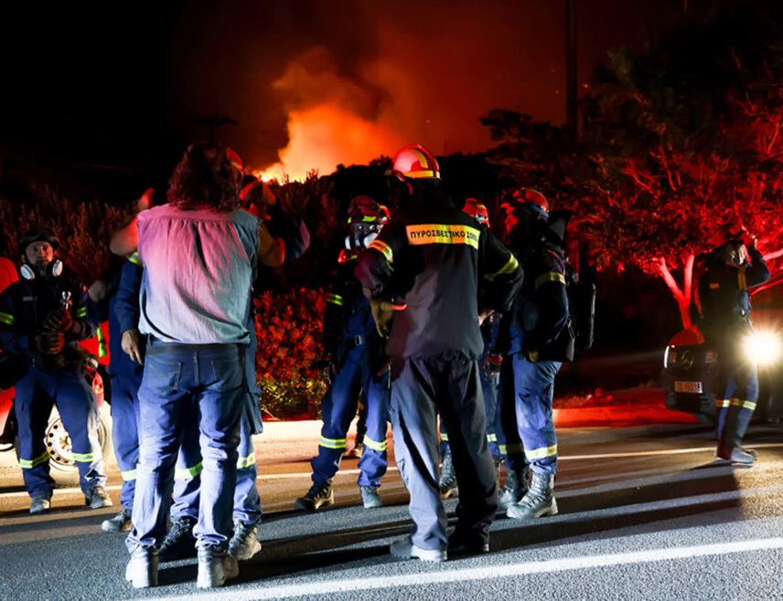 АТИНА, 3. ЈУЛА /СРНА/ - Велики шумски пожар избио је близу општине Јерапетра, у области Ласити на грчком острву Криту, што је довело до евакуације стотина мјештана и туриста, пише грчки портал "Екатимерини".