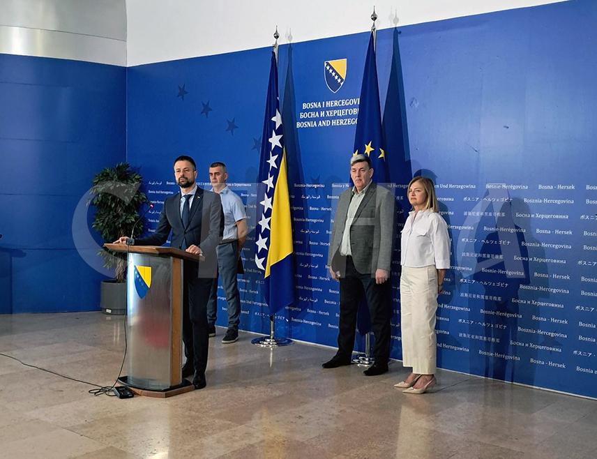 САРАЈЕВО, 3. ЈУЛА /СРНА/ - Министар финансија и трезора у Савјету министара Срђан Амиџић оцијенио је данас да чланови Предсједништва БиХ Денис Бећировић и Жељко Комшић немају двољно политичке храбрости да отворено кажу да су им политичка питања испред стандарда људи који раде у заједничким институцијама БиХ.