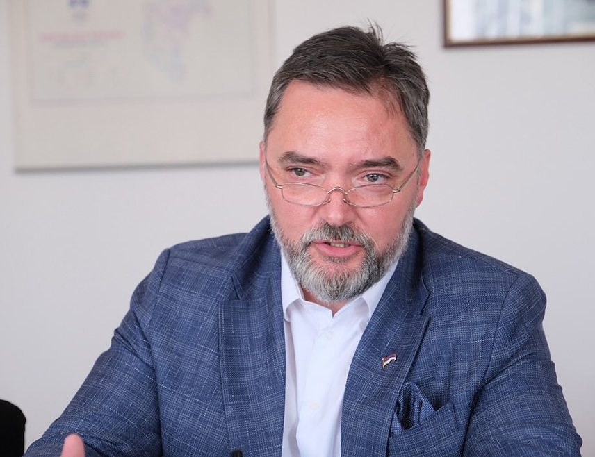 БИЛЕЋА, 4. ЈУЛА /СРНА/ - Замјеник предсједавајуће Савјета министара Сташа Кошарац изјавио је да је јасно да је реметилачки фактор у БиХ "тројка", која политичком игром у вези са неусвајањем буџета институција БиХ покушава да нанесе штету Републици Српској кроз заустављање одређених пројеката.