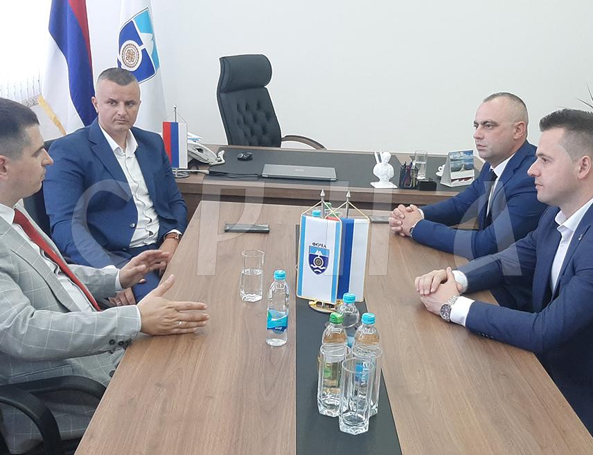 ФОЧА, 4. ЈУЛА /СРНА/ - Србија ће помоћи да се сачува српски национални идентитет у земљама региона, српско име, Република Српска и тековине Одбрамбено-отаџбинског рата, а општина Фоча између осталог може да очекује подршку за обнову спомен-собе погинулим борцима у оквиру Музеја "Стара Херцеговина", изјавио је данас државни секретар у Министарству за културу Србије Дејан Антић након састанка са начелником фочанске општине Миланом Вукадиновићем.