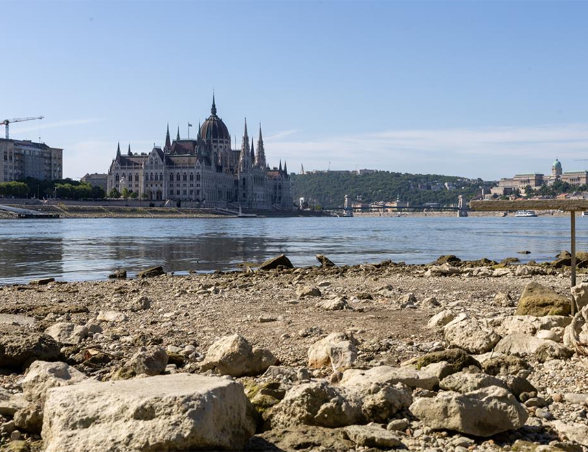 БУДИМПЕШТА, 4.ЈУЛА /СРНА-Ројтерс/ - Неуобичајено низак водостај на ријеци Дунав у Мађарској утиче на бродарство, пољопривреду и локалне екосистеме дуж друге најдуже ријеке у Европи, која је главна транспортна рута преко континента.