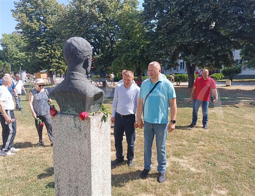СРБАЦ, 4. ЈУЛА /СРНА/ - Делегације општине Србац, Одбора за његовање традиције ослободилачких ратова и Савеза удружења бораца Народноослободилачког рата СУБНОР Србац положиле су данас вијенце на споменике подигнуте у част жртава фашистичког терора и обиљежиле 4. јул, који се у свим републикама бивше Југославије славио као Дан борца.