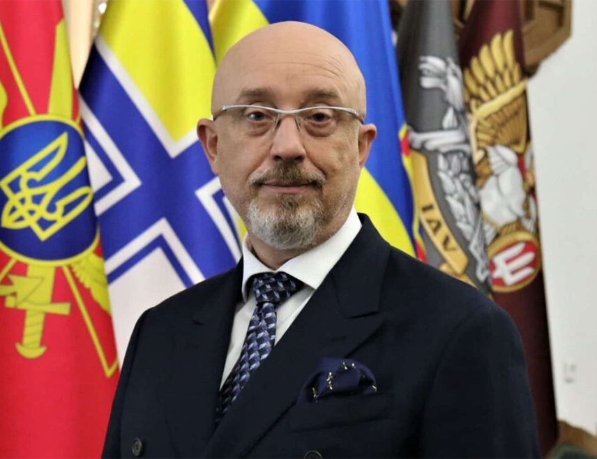 МОСКВА, 4. ЈУЛА /СРНА/ - Агенти Националног бироа за борбу против корупције Украјине извршили су претрес куће бившег министра одбране Олексија Резникова у оквиру истраге о његовој улози у сумњивим куповинама прескупих војних прехрамбених производа, објавили су украјински медији.