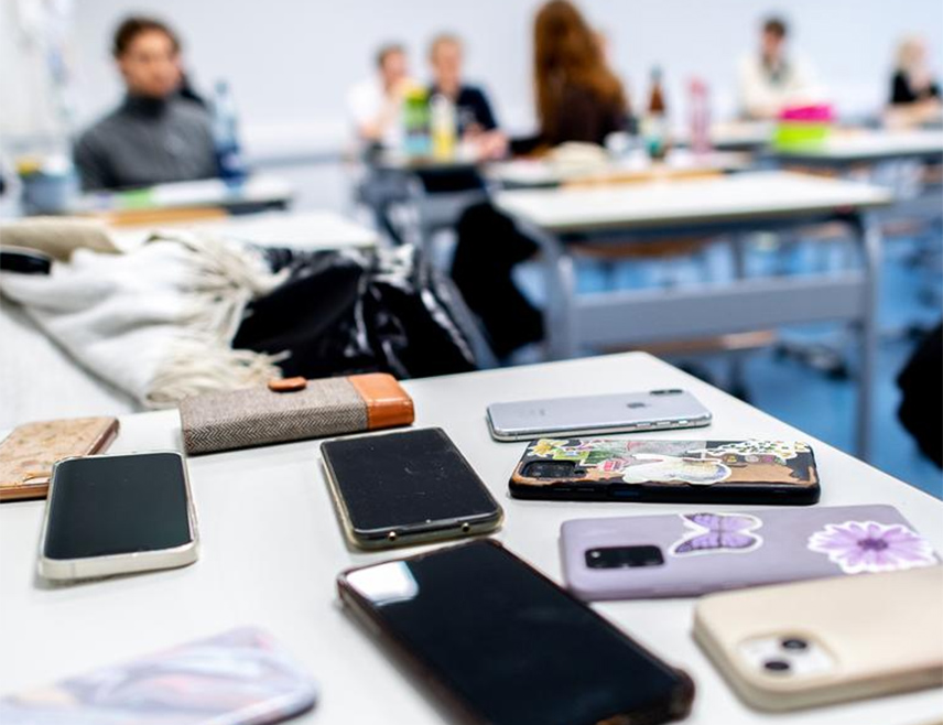 АМСТЕРДАМ, 4. ЈУЛА /СРНА-Ројтерс/ - Забрана мобилних телефона и других електронских уређаја у холандским школама побољшала је концентрацију код ученика, показала је студија коју је наручила холандска Влада.