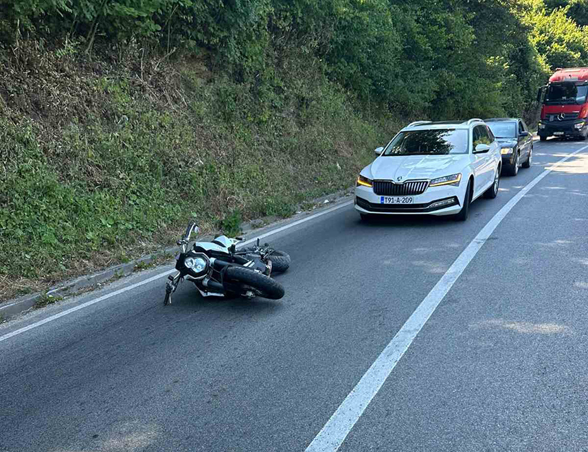 ЗВОРНИК, 4. ЈУЛА /СРНА/ - Мотоциклиста, који је данас изгубио контролу над мотоциклом и пао на коловоз на магистралном путу Зворник-Милићи, у мјесту Ново Село, превезен је у зворничку Болницу ради указивања љекарске помоћи.