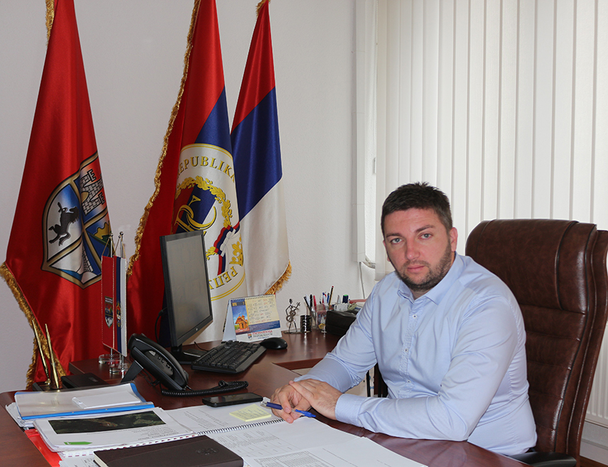 РОГАTИЦА, 5. ЈУЛА /СРНА/ - Начелник општине Рогатица Нинослав Прелић изјавио је након обиласка пожаришта на подручју ове општине да је људски фактор кључан у гашењу пожара, посебно на терену на коме је приступ отежан, те да би свака додатна помоћ обучених и организованих група људи била од велике користи.