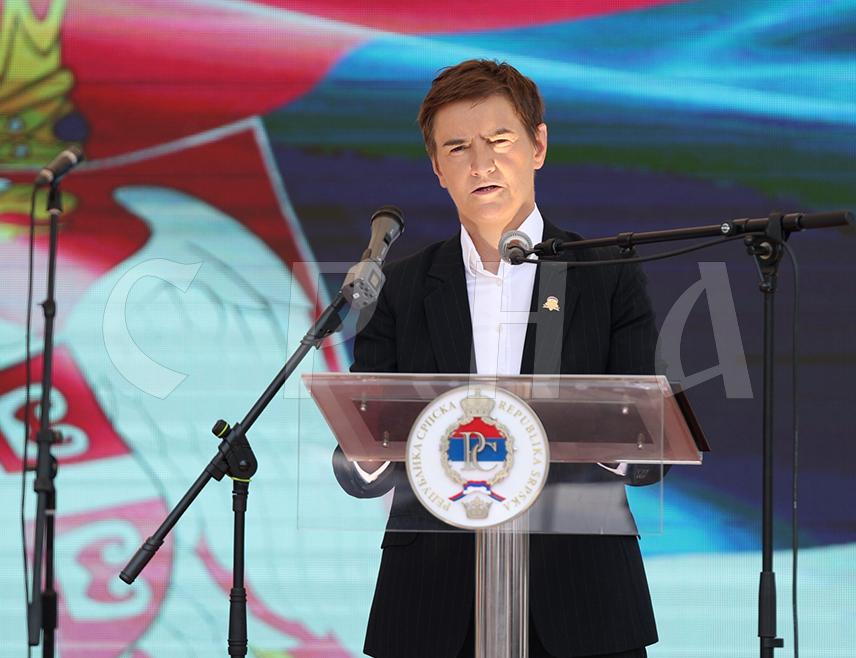 БРАТУНАЦ, 5. ЈУЛА /СРНА/ - Предсједник Скупштине Србије Ана Брнабић поручила је у Братунцу на помену убијеним Србима средњег Подриња и Бирча, да Србија неће дозволити да се заборав претвори у лаж, да се једни злочини признају, а други прећуткују и негирају.