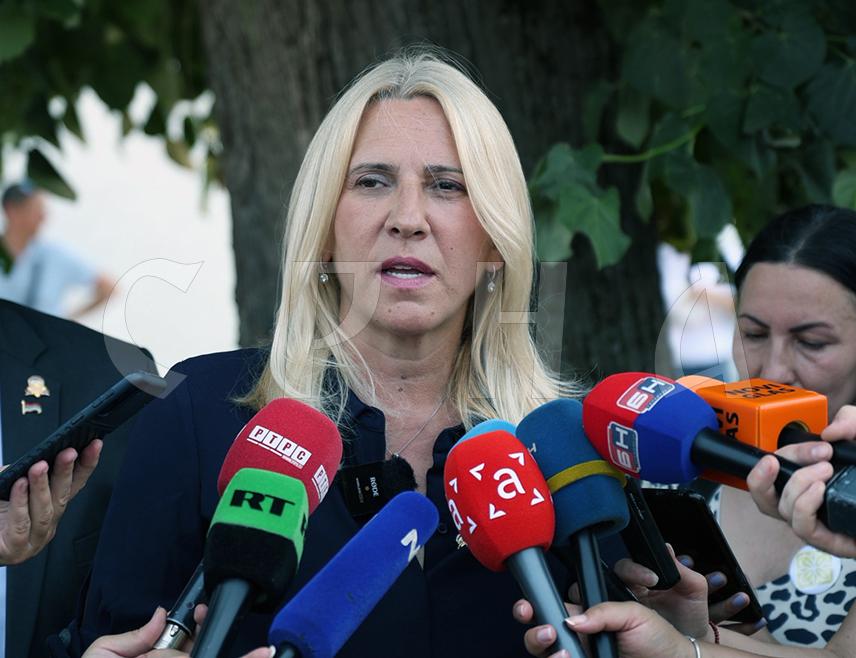 БРАТУНАЦ, 5. ЈУЛА /СРНА/ - Српски члан и предсједавајућа Предсједништва БиХ Жељка Цвијановић изјавила је да је поносна што Република Српска зна да води политику, али и указала да реакције бошњачких политичара из Сарајева на одлуку Суда БиХ у вези са предсједником Републике Српске Милорадом Додиком показује њихову страшну фрустрацију.