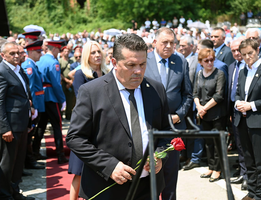 БРАТУНАЦ, 5. ЈУЛА /СРНА/ - Предсједник Народне скупштине Републике Српске Ненад Стевандић истакао је да је важно да Срби покажу снагу и чврстину и у болу и да не дозволе да се српске жртве дискрининишу, поготово што је углавном ријеч о цивилима, женама, дјеци и немоћним.