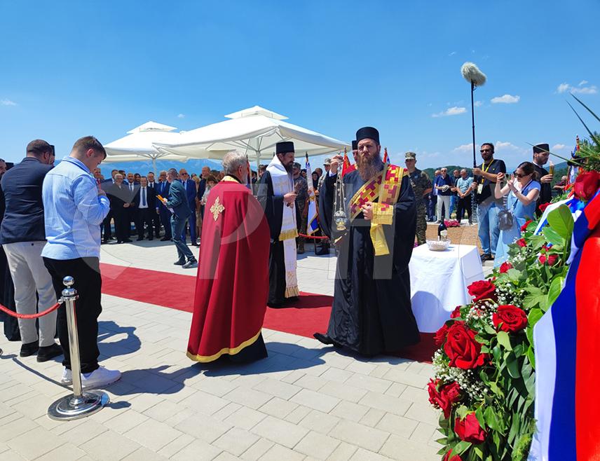 НЕВЕСИЊЕ, 6. ЈУЛА /СРНА/ - Његово преосвештенство владика диоклијски Пајсије служио је код спомен-обиљежја у селу Крекови помен херцеговачким устаницима поводом 150 година од Невесињске пушке, устанка против отоманске власти.