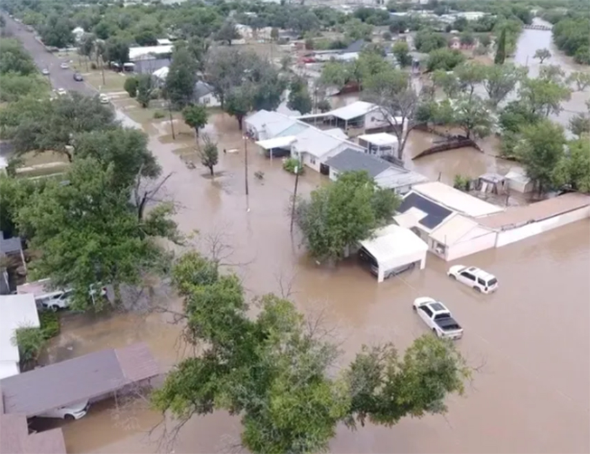 ВАШИНГТОН, 5. ЈУЛА /СРНА-Ројтерс/ - Најмање 27 људи, укључујући деветоро дјеце, погинуло је у бујичним поплавама у централном дијелу Тексаса, саопштиле су америчке власти.