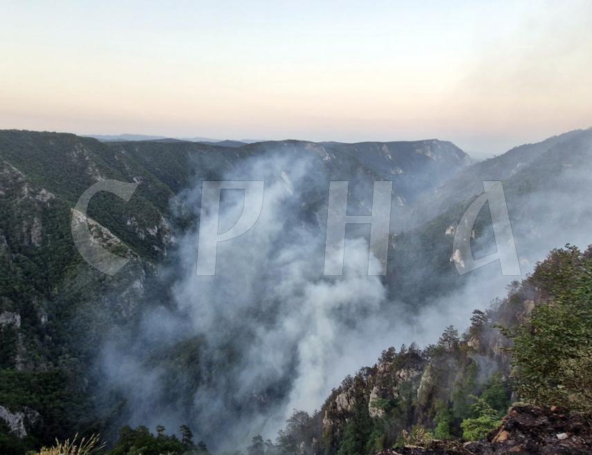 СРЕБРЕНИЦА, 6. ЈУЛА /СРНА/ - Сребренички ватрогасци од јутрос на терену провјеравају стања на пожаришту у мјесној заједници Лука, у којој је јуче Штаб за заштиту и спасавање прогласио ванредно ситуацију.