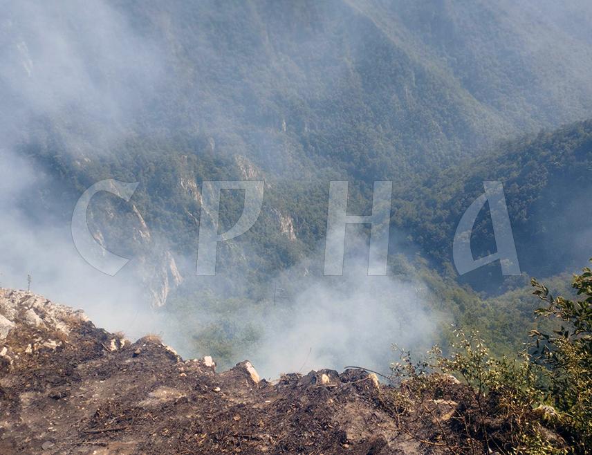 СРЕБРЕНИЦА, 6. ЈУЛА /СРНА/ - Ситуација на пожаришту у сребреничком насељу Лука јутрос је боља чему је допринијела синоћња киша, рекао је Срни начелник општинског Одјељења за друштвене дјелатности и јавни сервис Адем Мехмедовић.