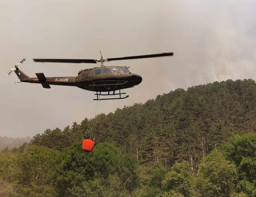 БАЊАЛУКА, 6. ЈУЛА /СРНА/ - Министарство унутрашњих послова /МУП/ Републике Српске упутило је један хеликоптер и пилоте Управе за ваздухопловство да би помогли при гашењу пожара који је избио надомак Tребиња.