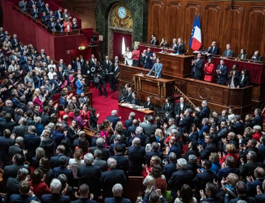 ПАРИЗ, 6. ЈУЛА /СРНА/ - У Сенату Француске одржана је конференција о српско-француском пријатељству, са које је сенатор Ајмерик Дурокс, члан странке Национално окупљање, поручио на српском језику да је Косово Србија.