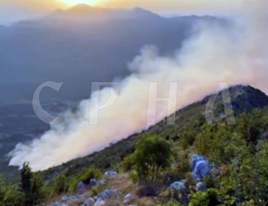 TРЕБИЊЕ, 6. ЈУЛА /СРНА/ - Пожар који је данас избио у селу Tребијови код Tребиња се проширио, али за сада не угрожава стамбене објекте, а ускоро се очекује долазак хеликоптера Управе за ваздухопловство МУП-а Српске, речено је Срни у требињској Tериторијално-ватрогасној јединици.