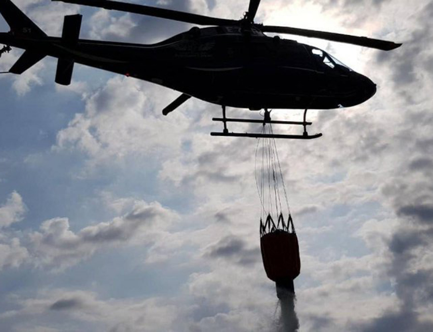 ТРЕБИЊЕ, 6. ЈУЛА /СРНА/ - Хеликоптер Управе за ваздухопловство МУП-а Републике Српске почео је вечерас да гаси пожар код Требиња, речено је Срни у требињској Ватрогасној јединици.