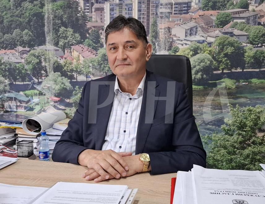 НОВИ ГРАД, 8. ЈУЛА /СРНА/ - Начелник општине Нови Град Мирослав Дрљача рекао је Срни да ће помоћ Владе Републике Српске од 20.596 КМ бити искориштена за социјална давања.