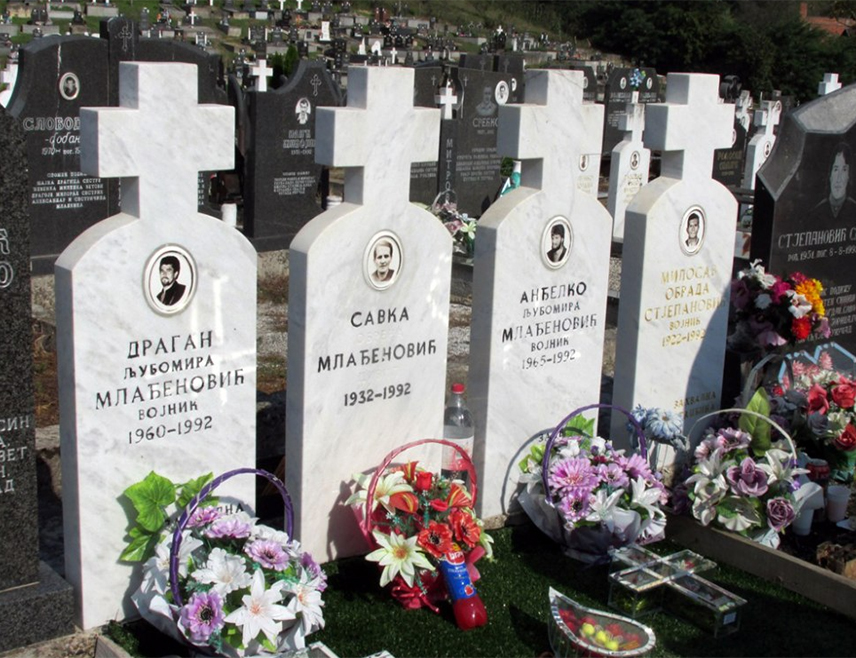 БРАТУНАЦ, 8. ЈУЛА /СРНА/ - Трагедија породице Љубомира Млађеновића из Јежестице код Братунца послије покоља у Другом свјетском рату поновила се 1992. године, када су му муслимански екстремисти убили супругу Савку и синове Драгана и Анђелка којем су одсјекли главу и однијели је као "трофеј" Насеру Орићу, а очевици за то оптужују Кемала Мехмедовића.