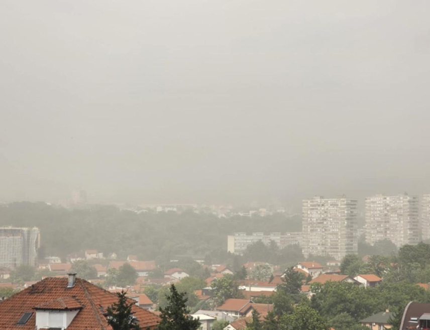 БЕОГРАД, 7. ЈУЛА /СРНА/ - У Србији су послије подне снажно невријеме, јак олујни вјетар и пљусак погодили Зрењанин и Суботицу, а пожари и поломљено дрвеће регистровани су на више локација, док је јак пљусак погодио и поједине дијелове Београда.