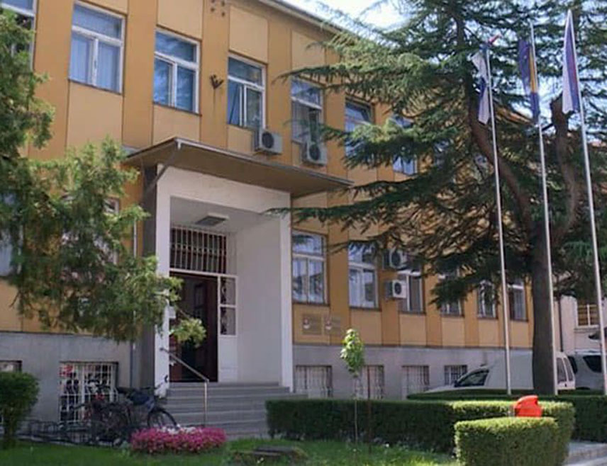 БРОД, 8. ЈУЛА /СРНА/ - Министар спољне трговине и економских односа у Савјету министара Сташа Кошарац боравиће данас у Броду и разговарати са општинским руководством.