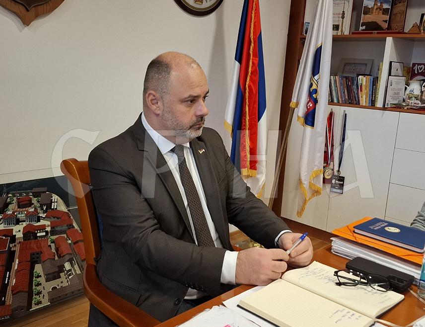 ВИШЕГРАД, 10. ЈУЛА /СРНА/ - Општина Вишеград ће средства од 21.321 КМ, које је одобрила Влада Републике Српске, искористити за финансирање социјалних права која се реализују посредством Центра за социјални рад, као и за програм социјалне потрошње.