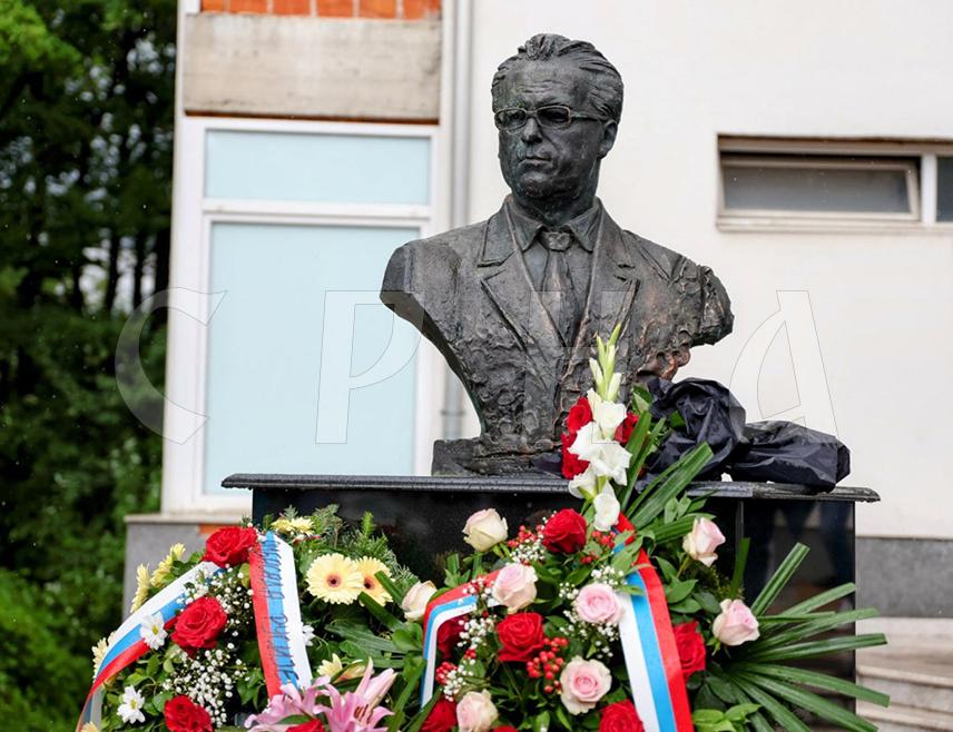 БАЊАЛУКА, 8. ЈУЛА /СРНА/ - Предсједник Републике Српске Милорад Додик изјавио је да је биста некадашњем руском дипломати Виталијa Чуркинa подигнута у знак захвалности народа који памти јер није бранио Србе зато што је морао већ што је знао да је правда на њиховој страни.