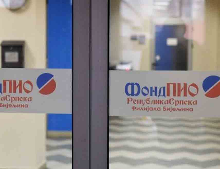 БИЈЕЉИНА, 8. ЈУЛА /СРНА/ - На основу Одлуке Владе Републике Српске извршена је уплата средстава за социјално збрињавање радника у износу од 478.313,84 КМ за потпуну и дјелимично уплату доприноса за пензијско и инвалидско осигурање, саопшштено је из Фонда ПИО Републике Српске.