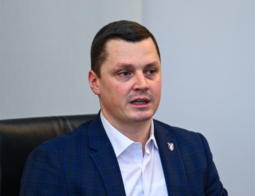 БИЈЕЉИНА, 8. ЈУЛА /СРНА/ - Одборник СНСД-а у Скупштини града Бијељина Александар Ђурђевић рекао је да је градоначелник Љубиша Петровић данас поново без икаквог рационалног образложења са дневног реда сједнице скинуо тачку која се односи на субвенције за боравак дјеце у вртићима.