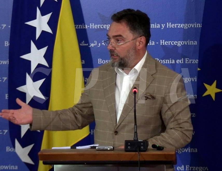 САРАЈЕВО, 8. ЈУЛА /СРНА/ - Замјеник предсједавајуће Савјета министара Сташа Кошарац рекао је да радни тим и ентитетске структуре раде на нацрту реформске агенде и да вјерује да ће тај документ бити достављен у Брисел, као и да без механизма координације нема европског пута БиХ.