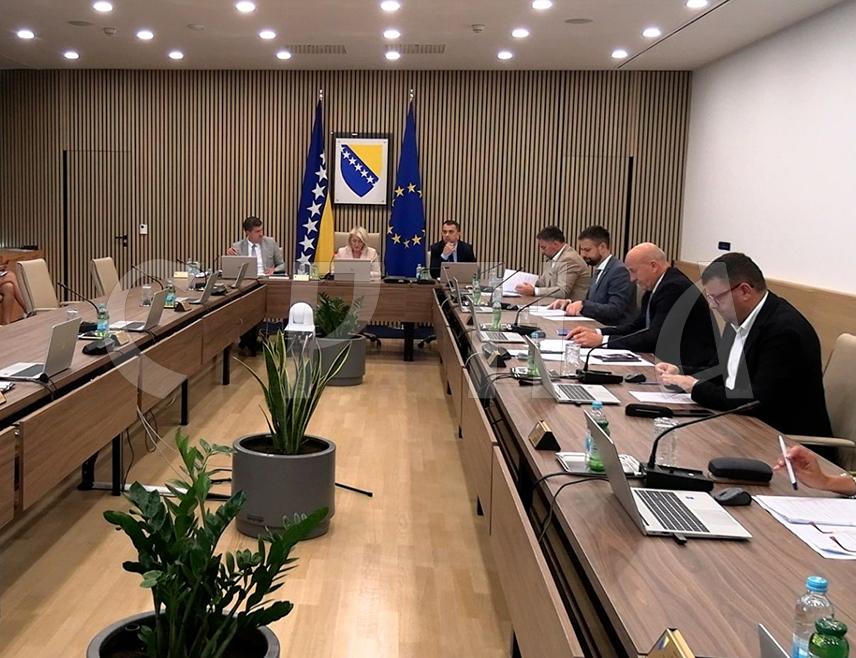САРАЈЕВО, 8. ЈУЛА /СРНА/ - Савјет министара донио је данас одлуку о тражењу међународне помоћи за заштиту и спасавање у гашењу пожара.