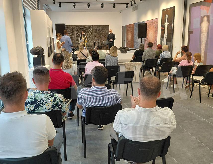 ИСТОЧНА ИЛИЏА, 8. ЈУЛА /СРНА/ - У галерији "Жарко Видовић" у Источној Илиџи вечерас је одржано музичко-поетско вече под називом "Скућени у пјесми".
