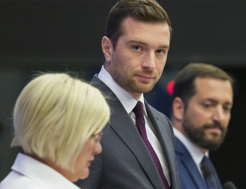 ПАРИЗ, 9. ЈУЛА /СРНА - РИА Новости/ - Француска полиција извршила је претрес канцеларије странке Национално окупљање, саопштио је лидер те партије Жордан Бардела.
