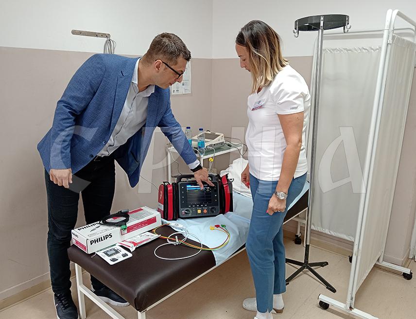 ХАН ПИЈЕСАК, 9. ЈУЛА /СРНА/ - Дому здравља "Др Миленко Наранчић" на Хан Пијеску данас је уручена медицинска опрема вриједна скоро 20.000 КМ, донација Удружења Срба Сарајевско-романијске регије из Tоронта.