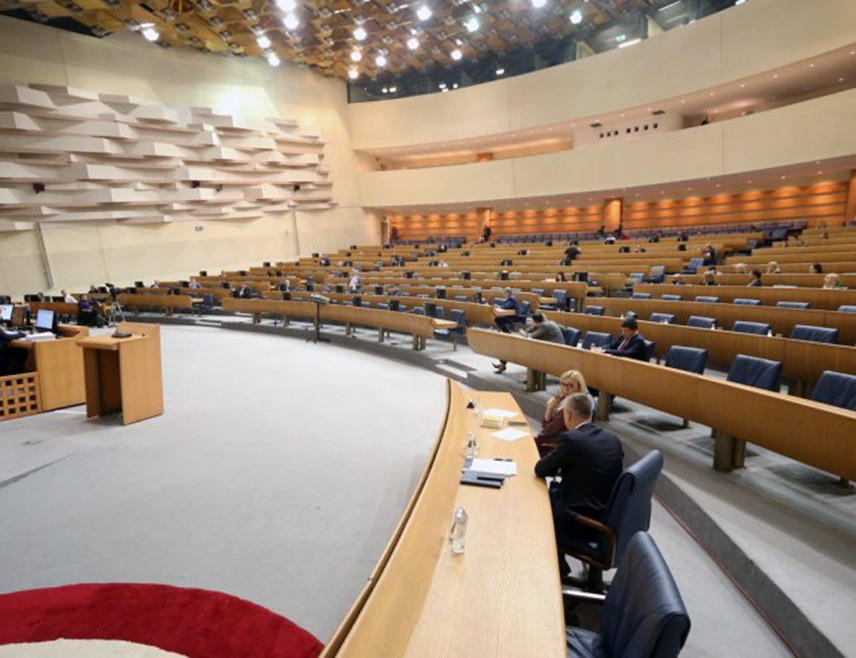 САРАЈЕВО, 9. ЈУЛА /СРНА/ - Представнички дом Парламентарне скупштине БиХ усвојио је на сједници, којој нису присуствовали посланици СНСД-а и њихови коалициони партнери, по хитном поступку Приједлог закона о измјенама и допунама Закона о безбједности саобраћаја на путевима у БиХ којима се дозвољава кратко заустављање такси-возилима на стајалиштима јавног превоза за улазак путника, те им се омогућава кретање траком за јавни превоз.